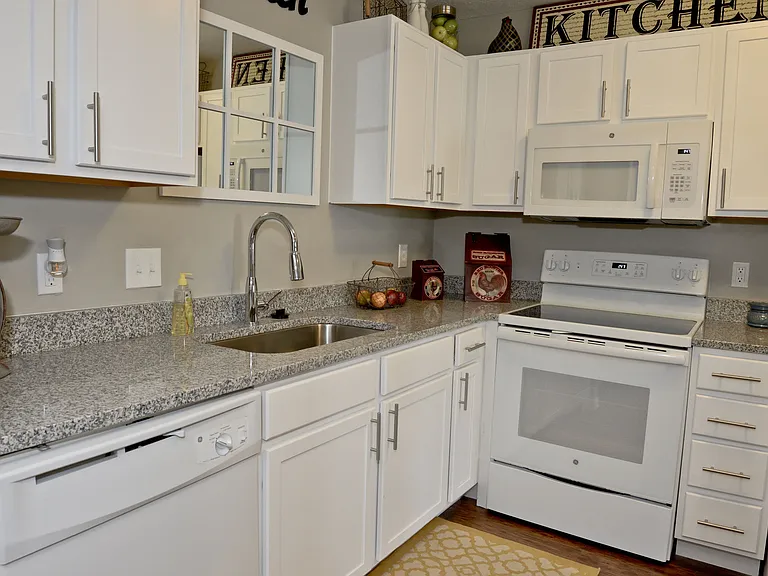 Lakeview Court Apartments — Photo 11