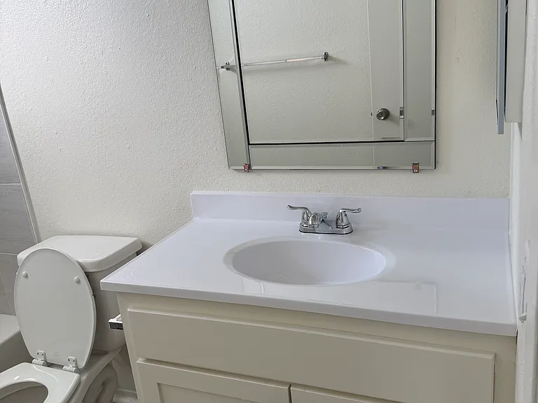 2100 W Devonshire Ave #18 — Photo 9