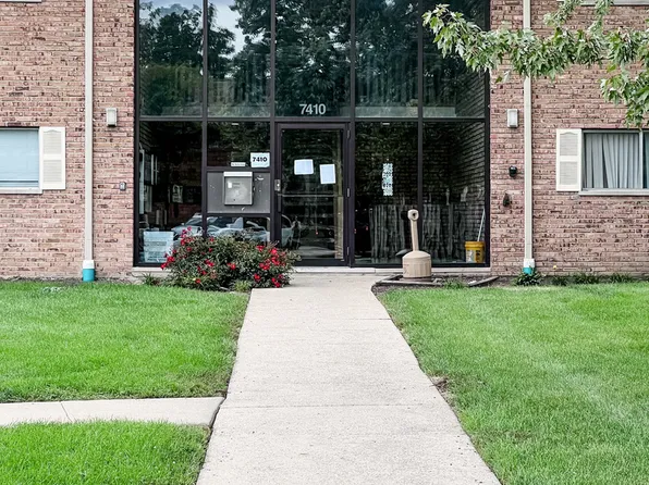 7410 Brookdale Dr APT 112, Darien, IL 60561