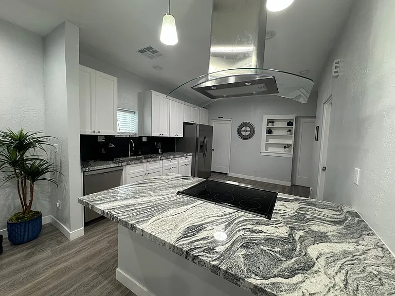 2331 N Richland St — Photo 3