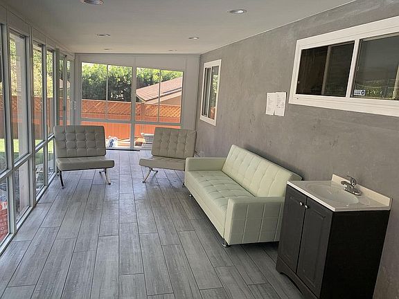 2nd image of 5810 Irving Ave