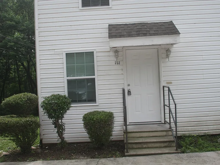 352 Longwood St — Photo 2