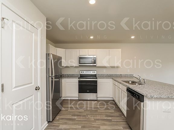 5th image of 922 Whispering Creek Ave