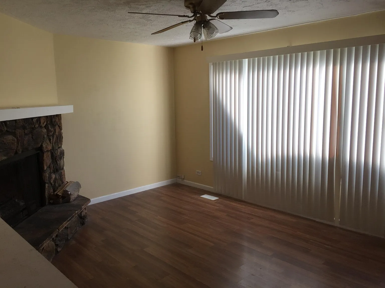 3 bed, 1.5 bath, 1188 sqft, $2,300 — Photo 3