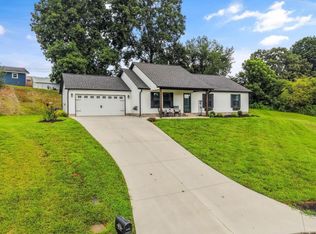 126 Zoe Cir, Jacksboro, TN 37757