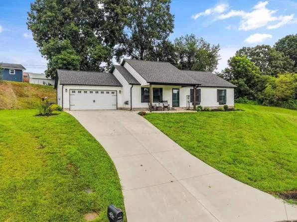 126 Zoe Cir, Jacksboro, TN 37757