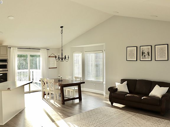 5th image of 11012 NE 36th Ave