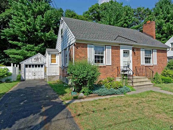 2nd image of 34 Brent St