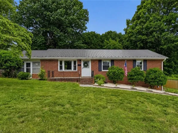 136 Queensbury Rd, Winston Salem, NC 27104