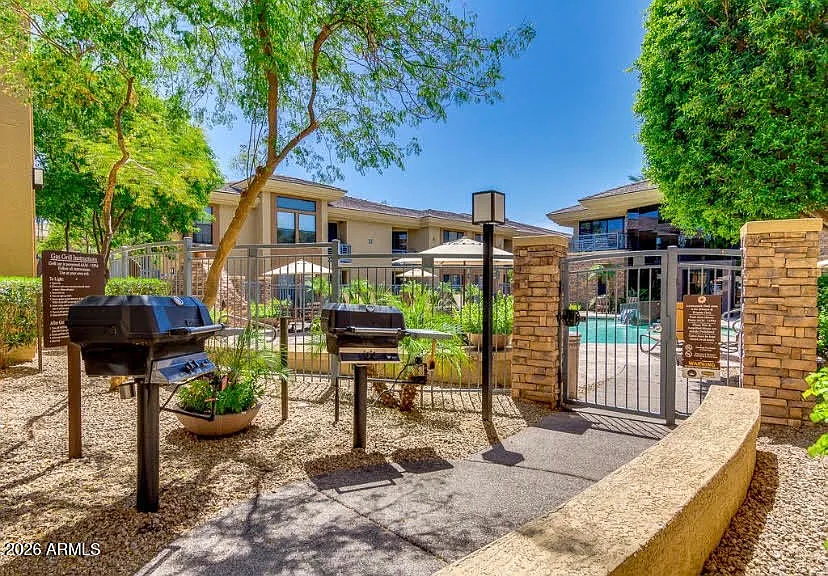 2 bed, 2.0 bath, 843 sqft, $2,050 — Photo 2