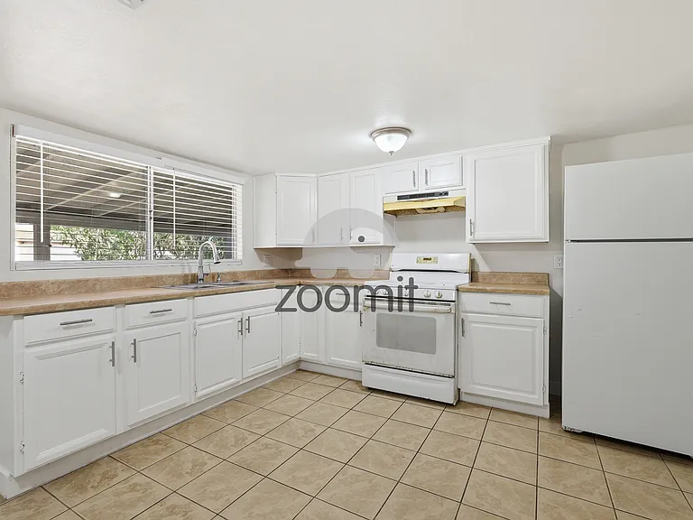 920 E 4th St — Photo 3