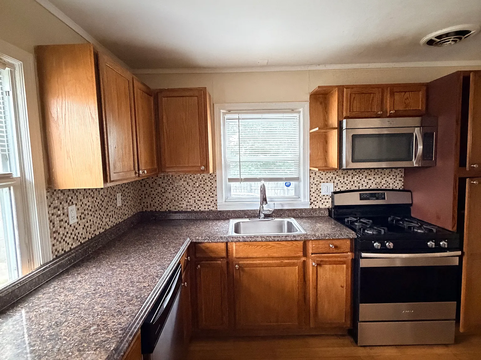 18 Townsend Ave — Photo 3