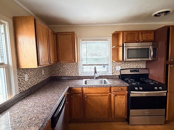 3rd image of 18 Townsend Ave