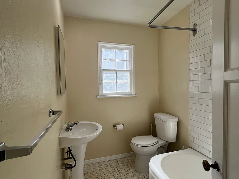 25 Parkwood Dr #4 — Photo 13