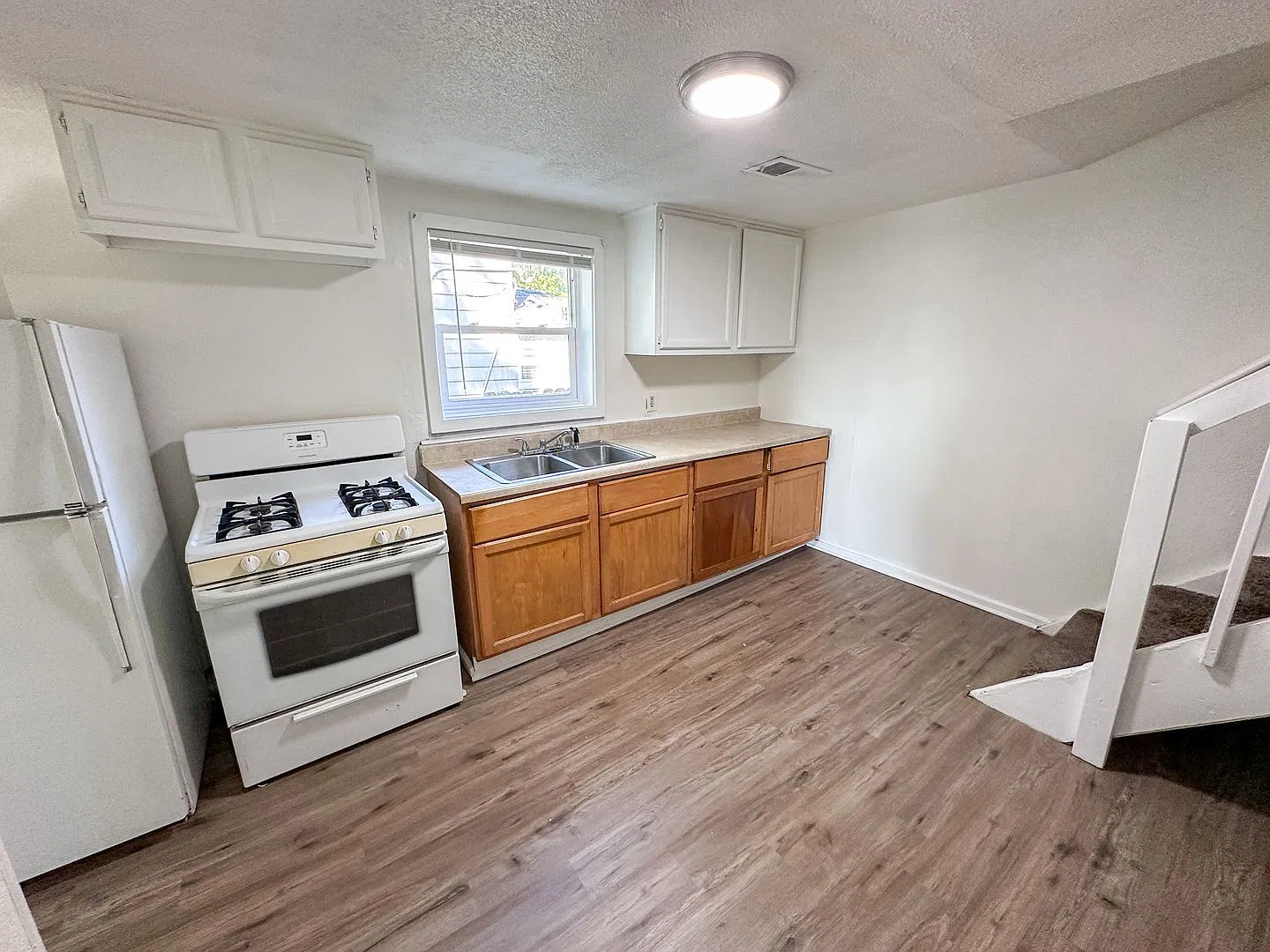 131 Barnett Ne - Water Included - Free October Rent — Photo 3