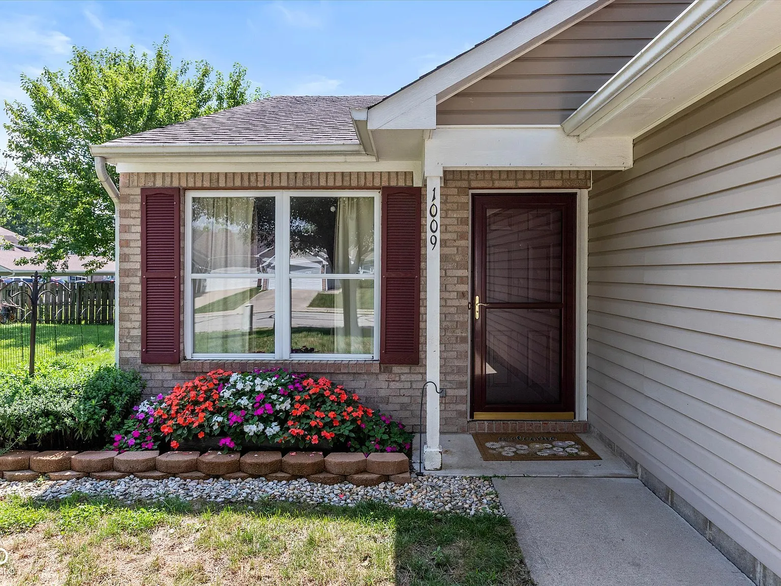 3 bed, 2.0 bath, 1090 sqft, $1,500 — Photo 2
