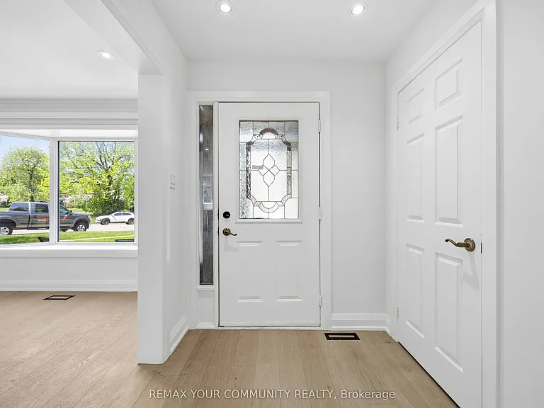 251 Osmond Cres — Photo 5