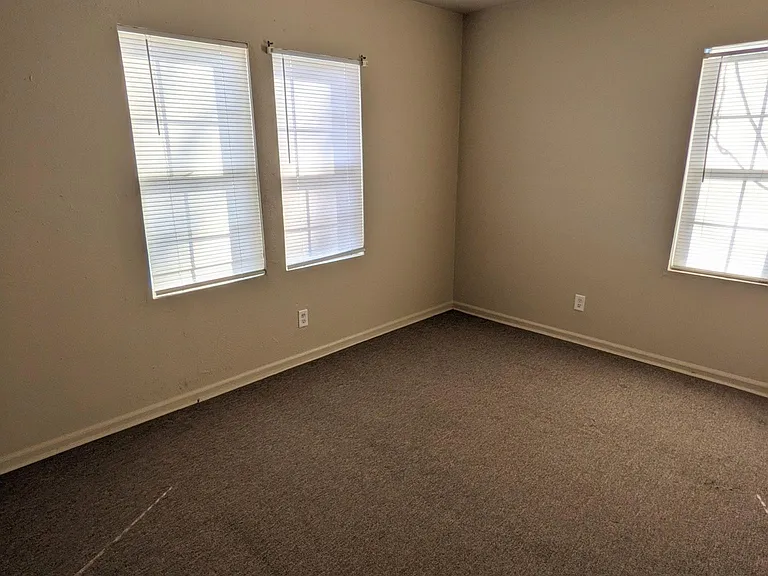 907 N Volutsia Ave — Photo 5