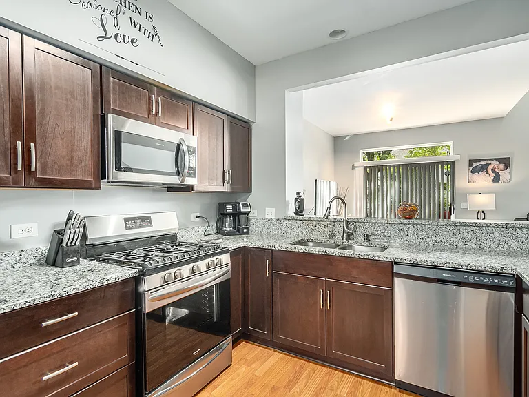 956 Mesa Dr — Photo 4
