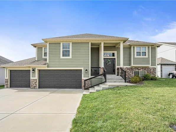 1405 NE 182nd St, Smithville, MO 64089