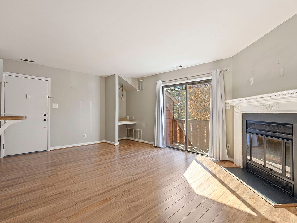 Living Room, Built-in Desk, Breakfast Bar