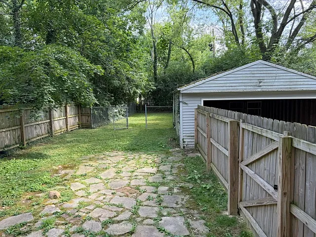 3340 E Fairfax Rd — Photo 17