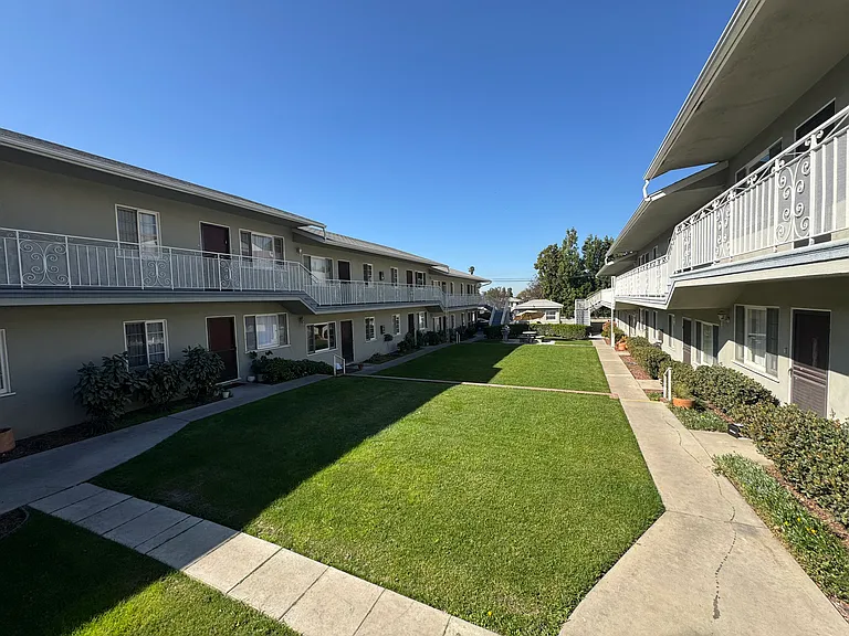 The Town House of Whittier — Photo 15