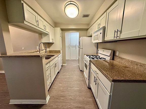 3rd image of 400 Merrimac Way APT 7