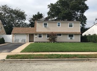 46 Wheelwright Ln, Levittown, NY 11756