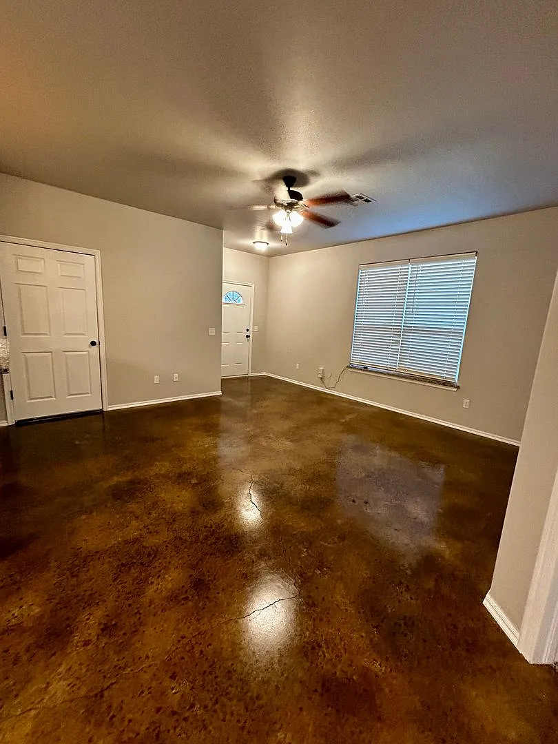 3br 2ba duplex with 2 car garage! — Photo 2