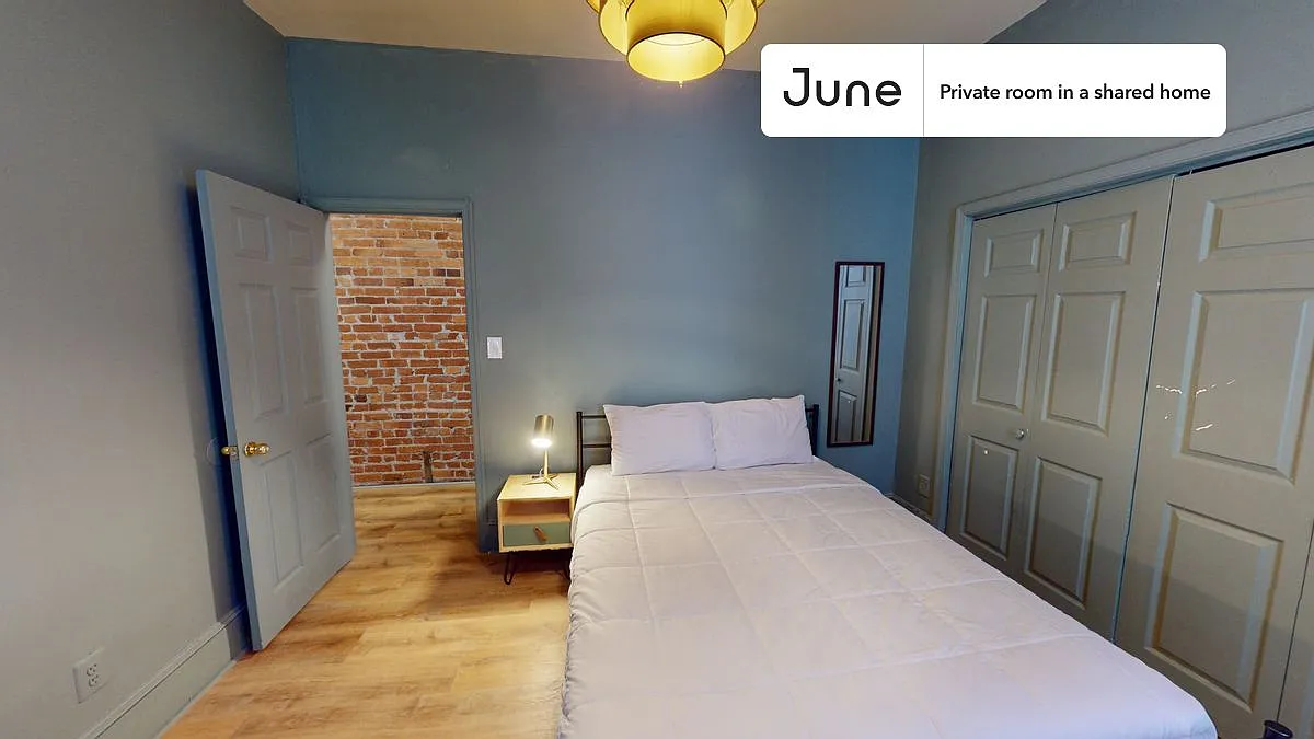 Queen bedroom in 5 bed/2 bath home in Columbia Heights #337 D — Photo 2