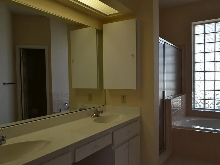 318 W Hillmoor Ln — Photo 16