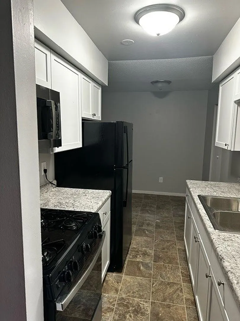 Hillsboro Townhomes — Photo 1