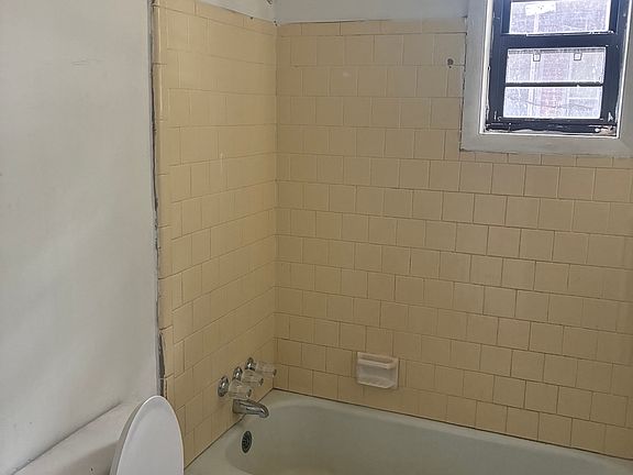 5th image of 724 Western Ave