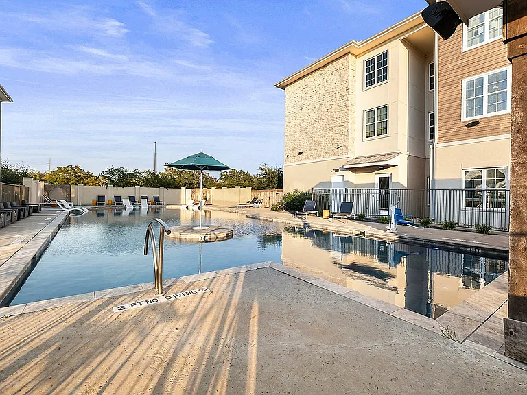 Holleman-Crossing-Apartments-Near-Texas-A&M-Pool