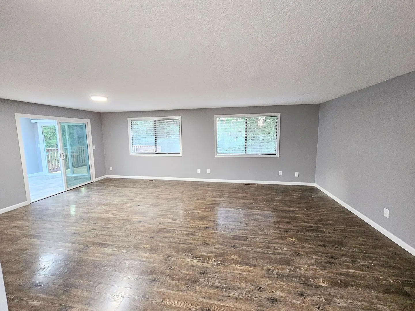 Lovely 3 Bedroom, 2 Bath House with 2 Car Garage — Photo 3