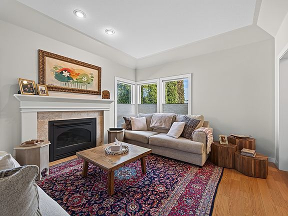 4th image of 979 Regent Cres