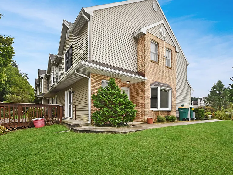307 Jonathan Ct — Photo 1