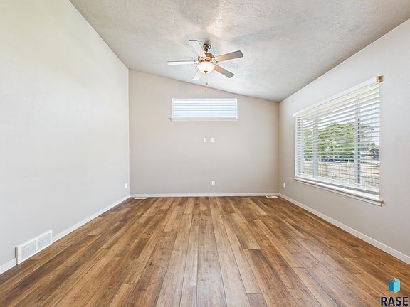 3rd image of 905 Fanning St