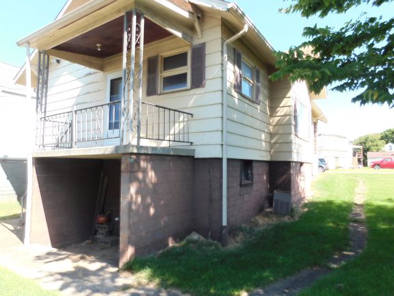 3rd image of 216 1/2 W 43rd St
