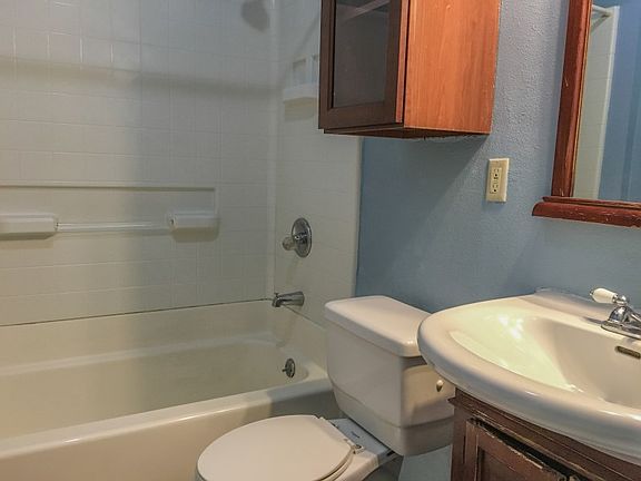 4th image of 5333 Hyde St #6