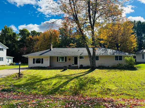 3325 Lakeshore Dr, Sault Sainte Marie, MI 49783