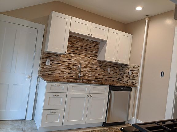 Kitchen sink and dishwasher