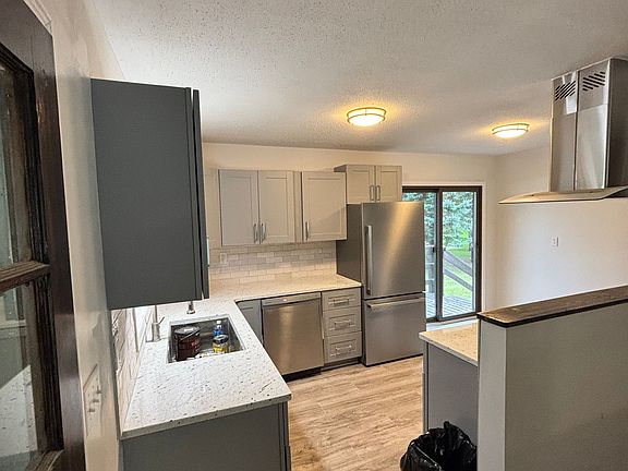 3rd image of 302 Viking Ave
