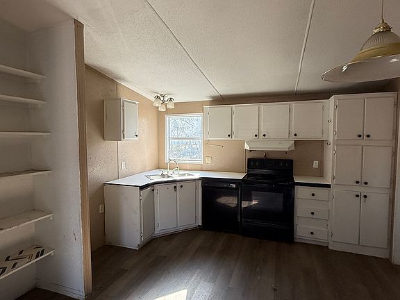4th image of 104 E Pine St