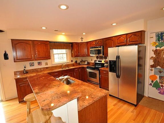 5th image of 8031 Oak Hollow Ln