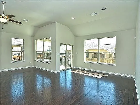 3 bed, 4.0 bath, 2738 sqft, $2,500 — Photo 2