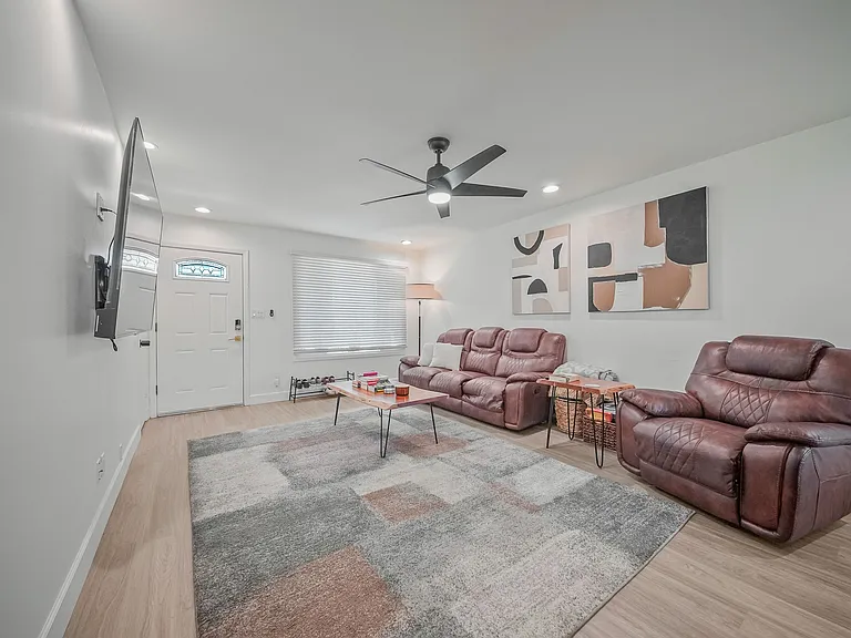2431 E Manhatton Dr — Photo 7