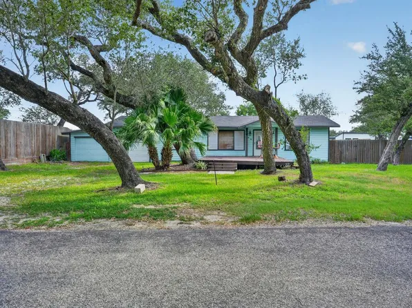 109 Palm St, Rockport, TX 78382