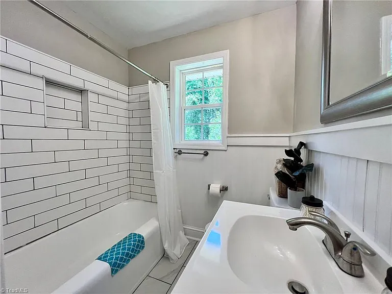 1919 Maryland Ave — Photo 9